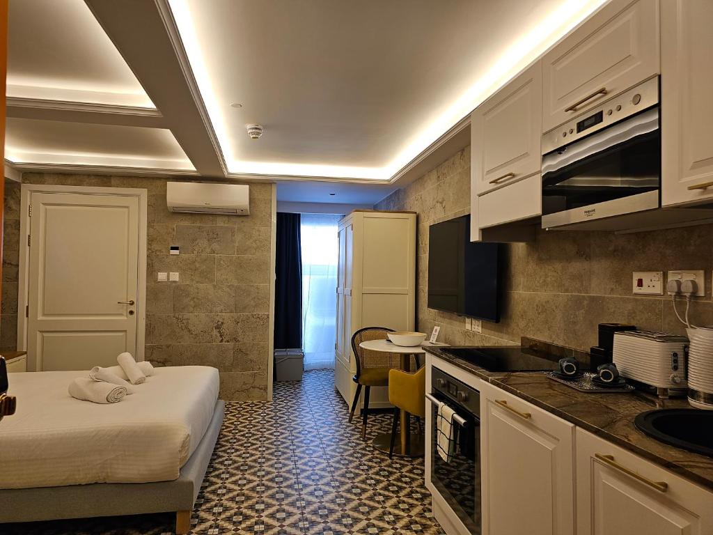 Kuchyň nebo kuchyňský kout v ubytování Balcony Hotel