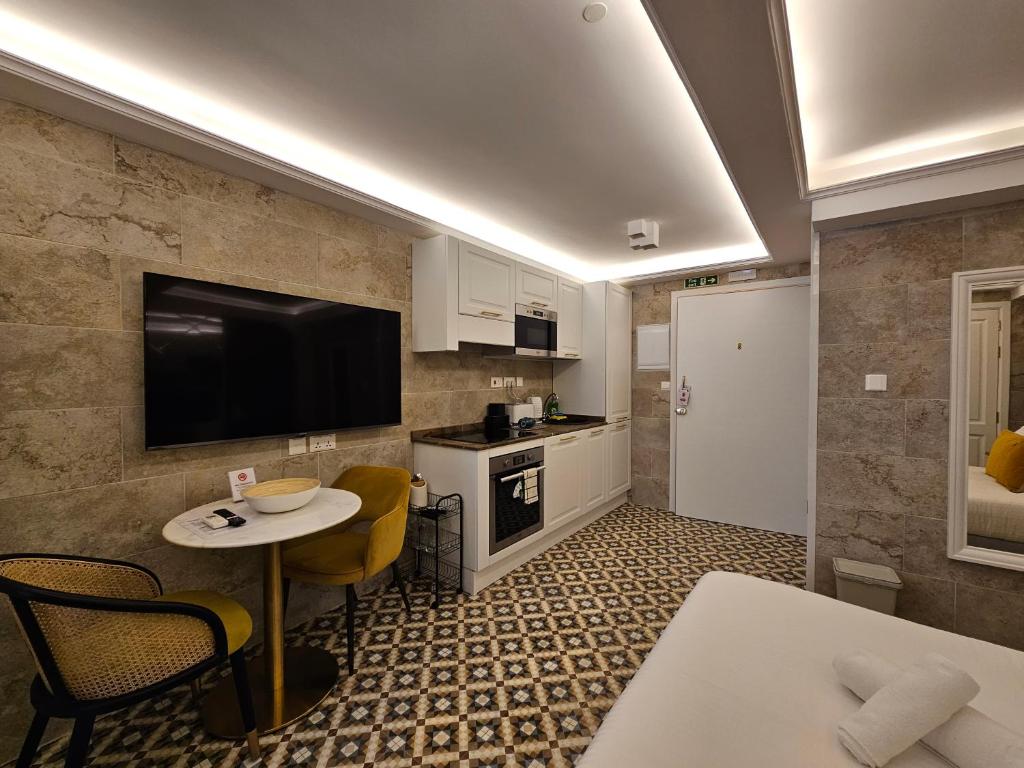 Kuchyň nebo kuchyňský kout v ubytování Balcony Hotel