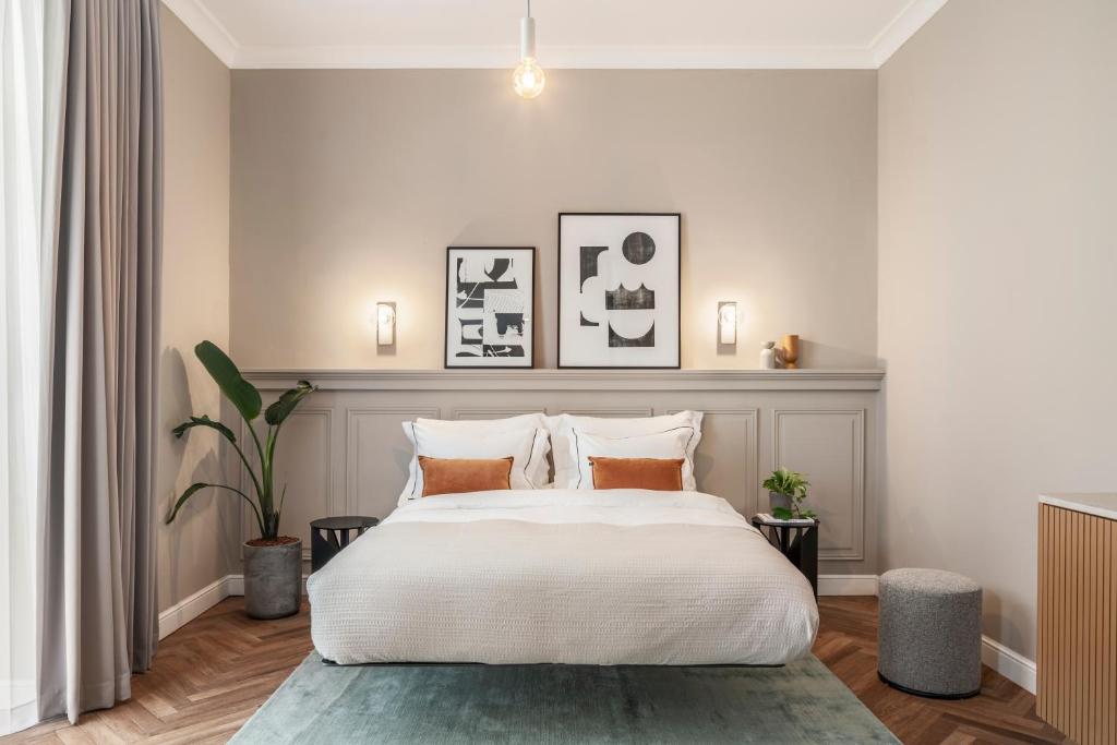 Postel nebo postele na pokoji v ubytování Noel Suites