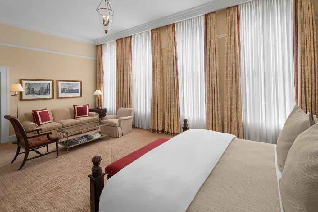 Capital Hotel - Deluxe King Room