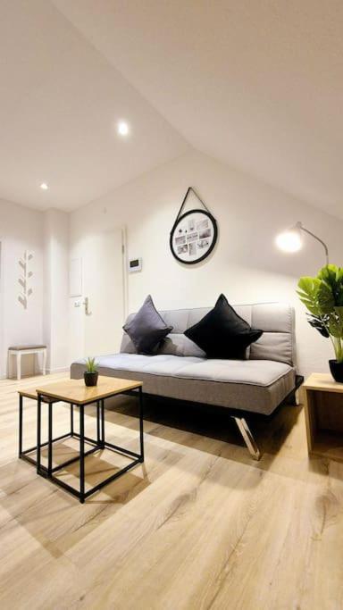 a living room with a couch and a table at Apartment 2 nähe Rhein mit top Verkehrsanbindung in Wiesbaden