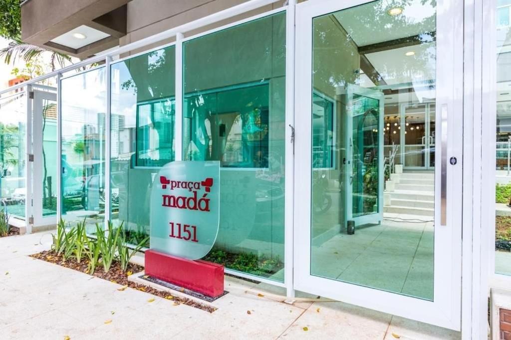 un ingresso a un edificio con un cartello che legge il modello di struttura uski di Praça Madá a San Paolo