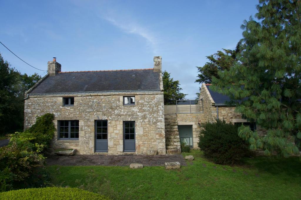 ラ・トリニテ・シュル・メールにあるMaison Le Quéric La trinité sur merの中庭の古石造家