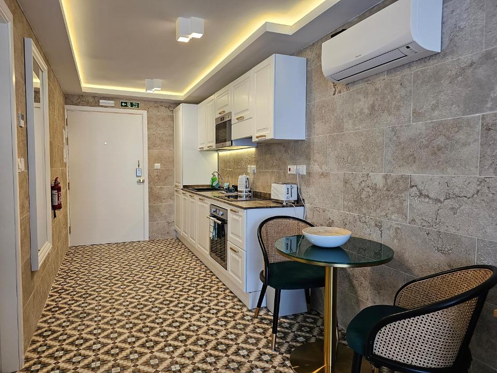 Kuchyň nebo kuchyňský kout v ubytování Balcony Hotel