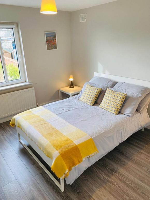 Postel nebo postele na pokoji v ubytování Bay Area House, Spiddal