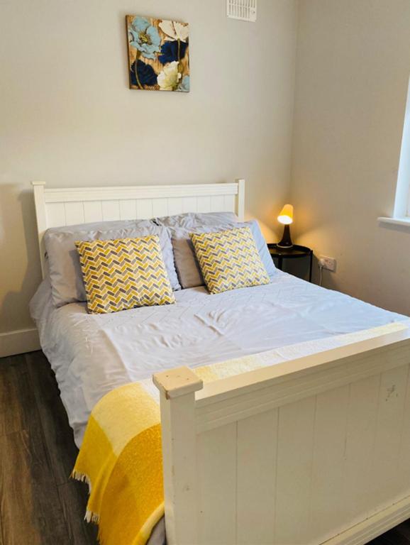 Postel nebo postele na pokoji v ubytování Bay Area House, Spiddal