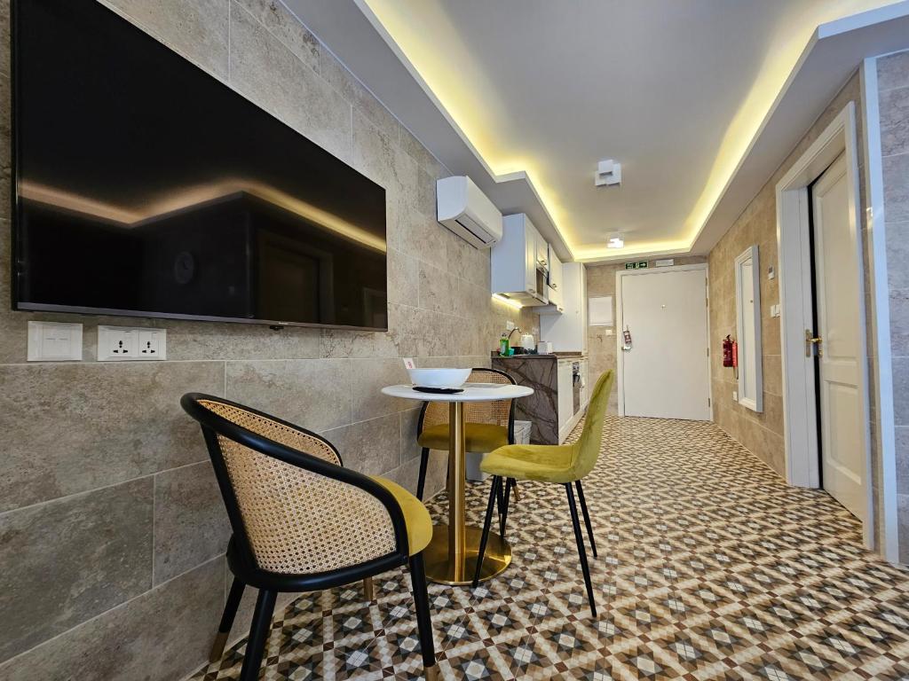 TV a/nebo společenská místnost v ubytování Balcony Hotel