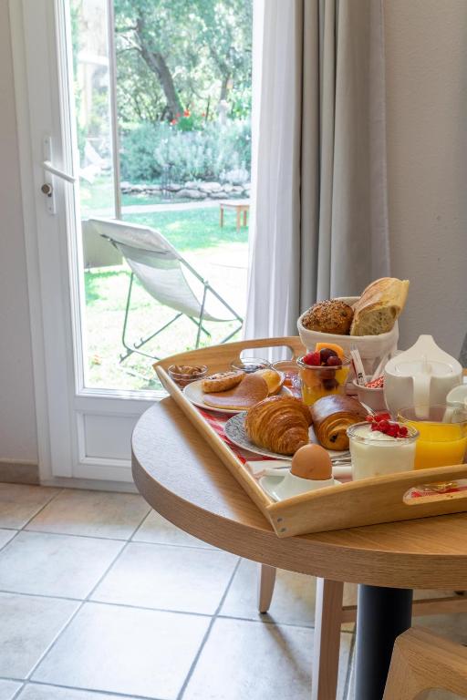 Logis Hôtel La Bastide De Grignan & Restaurant La Chênaie - Habitación King Con Vistas Al Jardín