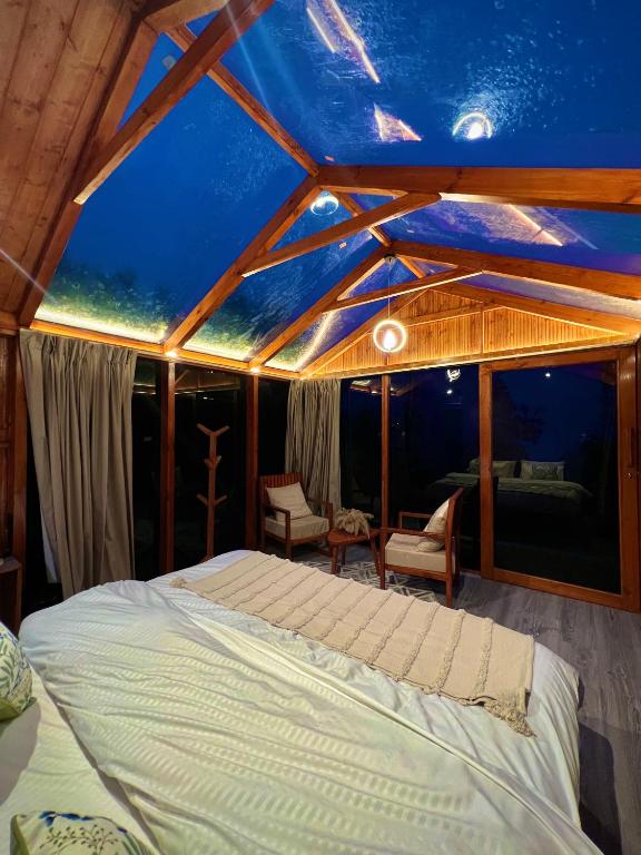 Postel nebo postele na pokoji v ubytování Glass Cabins by Urban Monk- Unique Centrally Heated Cabins with Electric Blankets