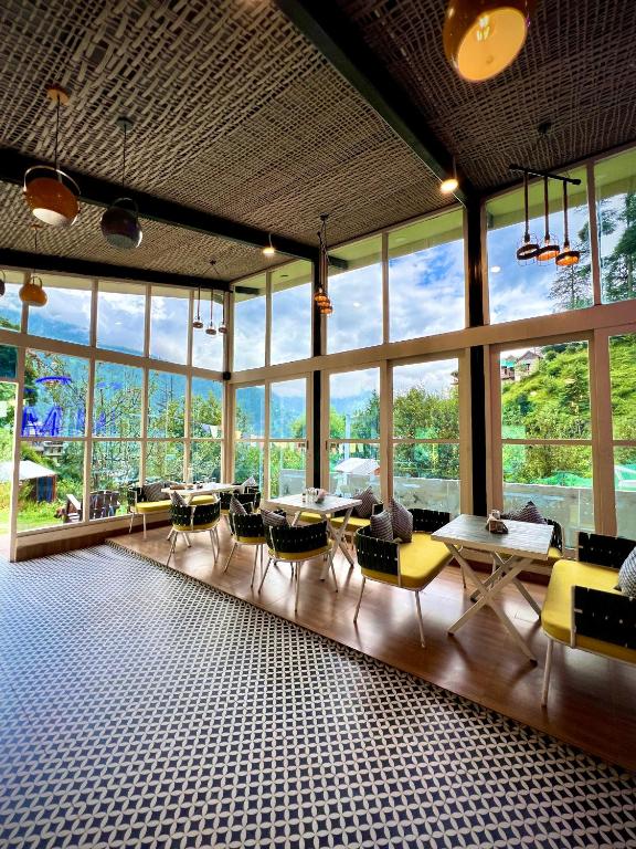 Restaurace v ubytování Glass Cabins by Urban Monk- Unique Centrally Heated Cabins with Electric Blankets