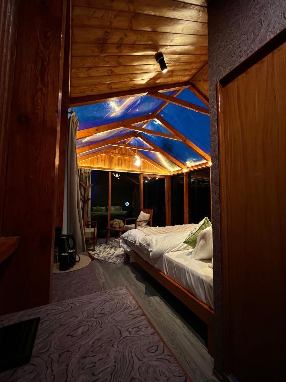 Postel nebo postele na pokoji v ubytování Glass Cabins by Urban Monk- Unique Centrally Heated Cabins with Electric Blankets