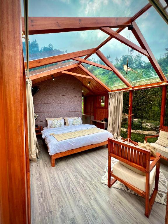 Postel nebo postele na pokoji v ubytování Glass Cabins by Urban Monk- Unique Centrally Heated Cabins with Electric Blankets
