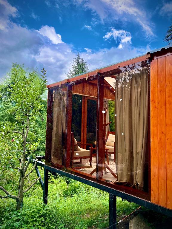 Fotografie z fotogalerie ubytování Glass Cabins by Urban Monk- Unique Centrally Heated Cabins with Electric Blankets v destinaci Manāli