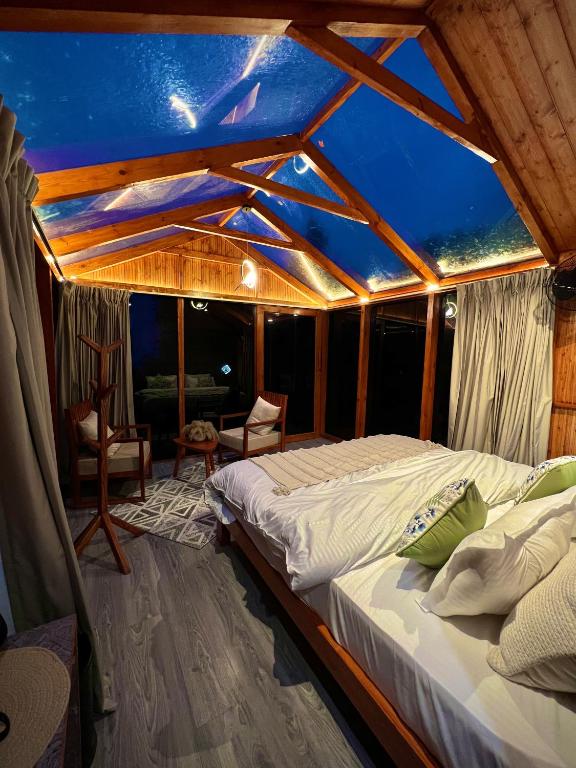 Postel nebo postele na pokoji v ubytování Glass Cabins by Urban Monk- Unique Centrally Heated Cabins with Electric Blankets