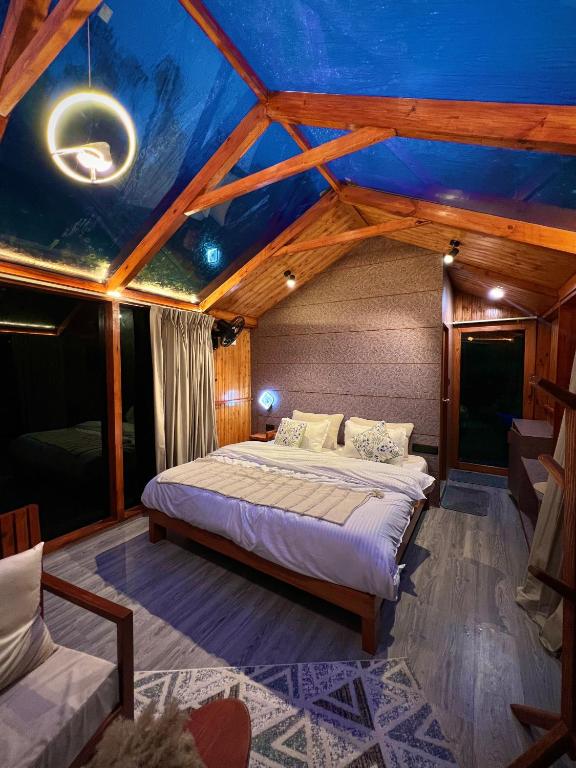 Postel nebo postele na pokoji v ubytování Glass Cabins by Urban Monk- Unique Centrally Heated Cabins with Electric Blankets