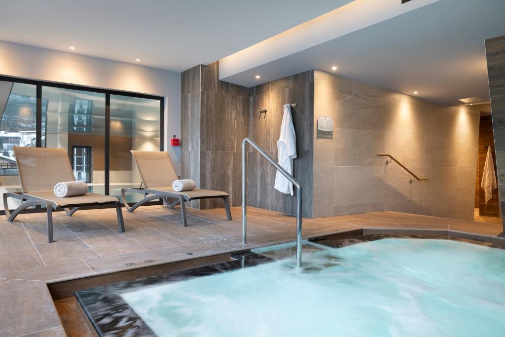 Bazén v ubytování MGM Hôtels & Résidences - Hôtel Laska nebo v jeho okolí
