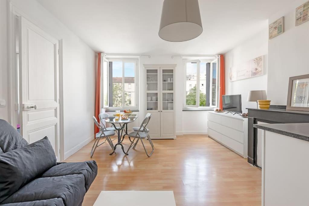 un salon avec un canapé et une table dans l'établissement Aurore - T1 21, à Carcassonne