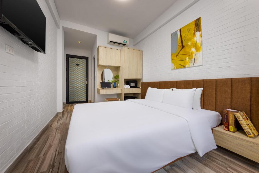 Postel nebo postele na pokoji v ubytování Hanoi Center View Hotel and Spa