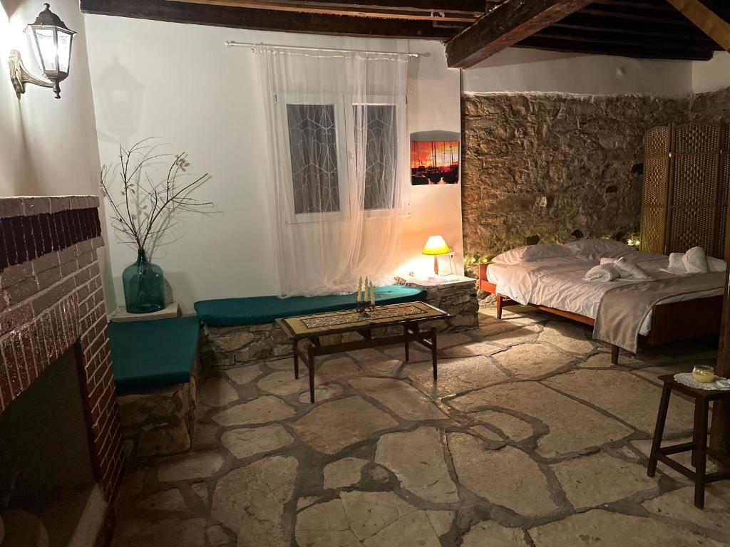 Postel nebo postele na pokoji v ubytování Loucy’s Art Home