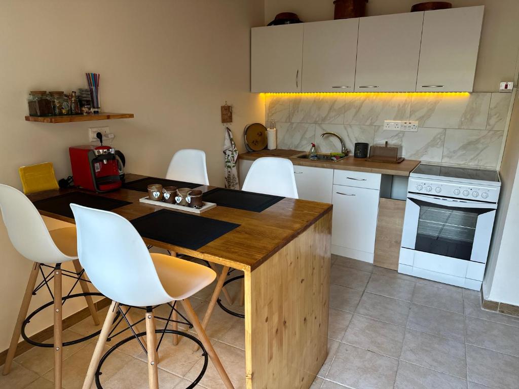 Kuchyň nebo kuchyňský kout v ubytování Loucy’s Art Home