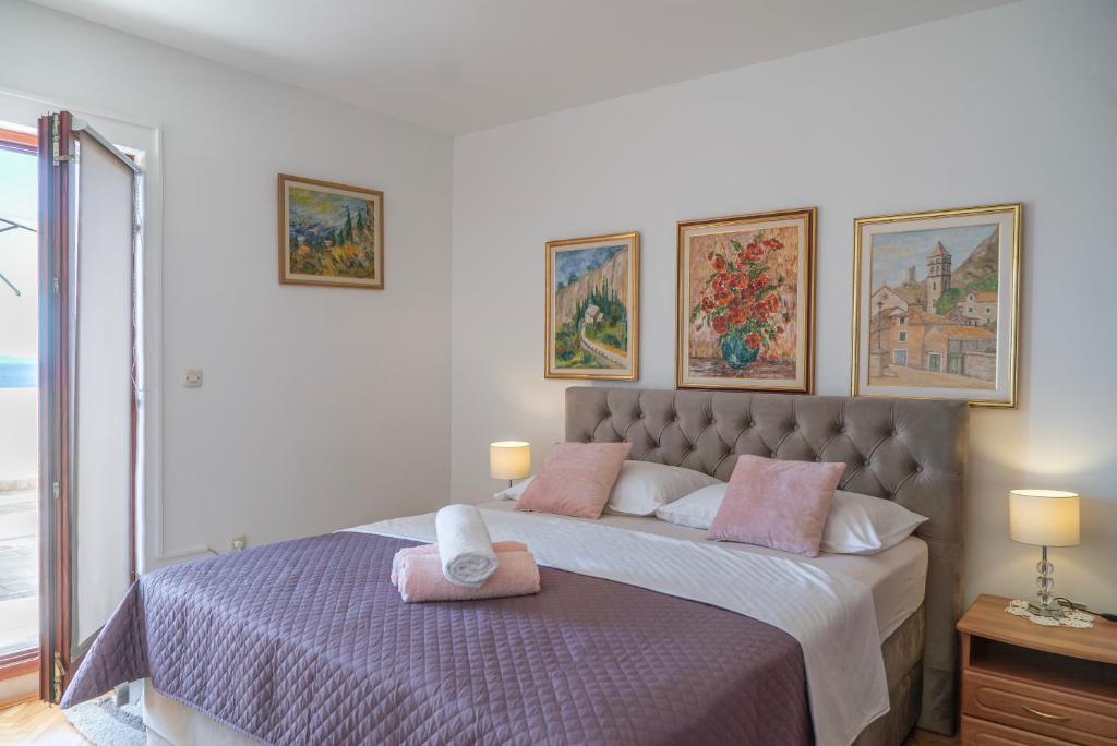 Posteľ alebo postele v izbe v ubytovaní Apartments Doris i Iris