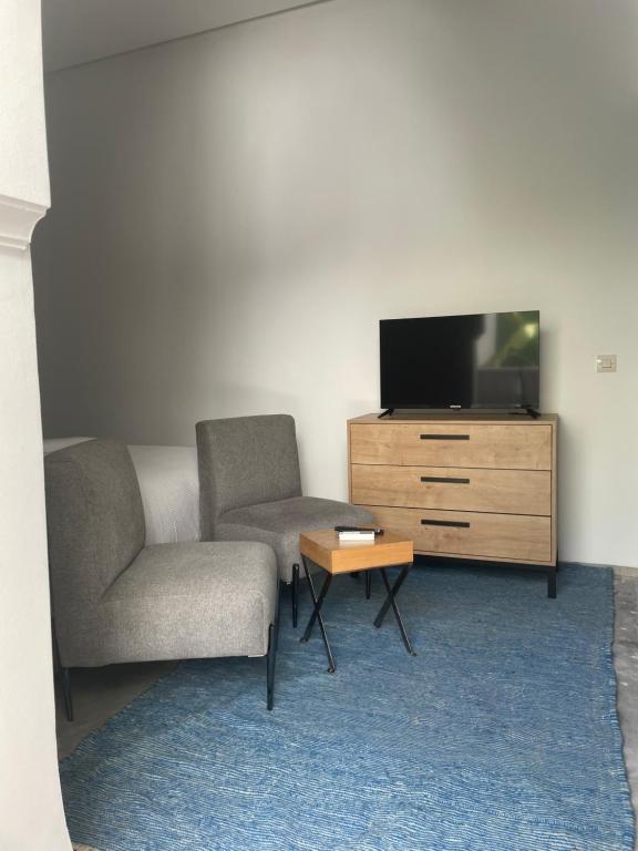 TV a/nebo společenská místnost v ubytování Riad Awatif le 36