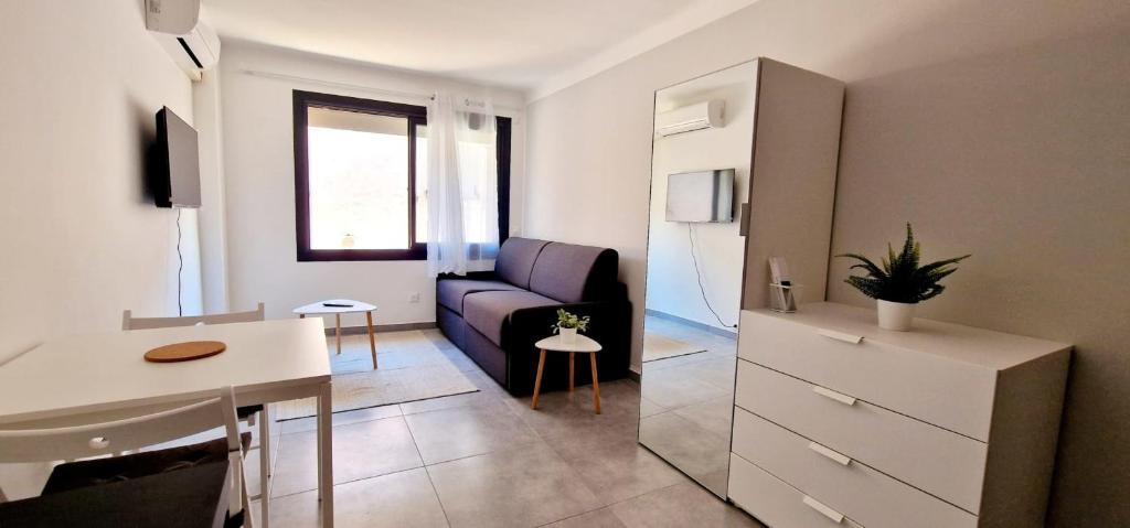 un salon avec un canapé et une table dans l'établissement 2 Le Saint Joseph studio in city center of Antibes with AC, à Antibes