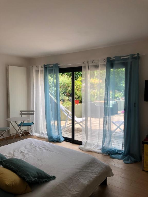 Postel nebo postele na pokoji v ubytování La maison de Nati