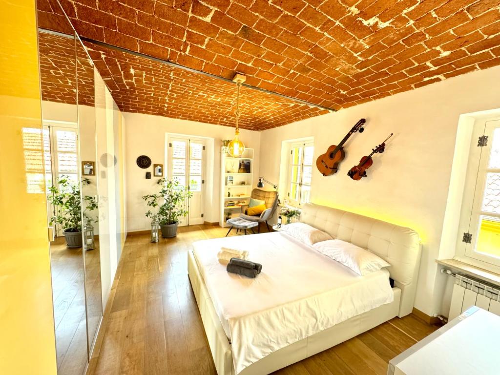 Postel nebo postele na pokoji v ubytování Bricks House
