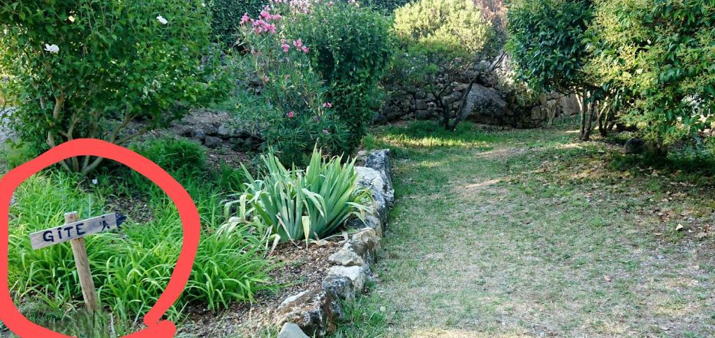 Zahrada ubytování Gîte en Cévennes du sud, bergerie restaurée au rez de jardin d'une bastide avec piscine, vue exceptionnelle, authenticité et confort