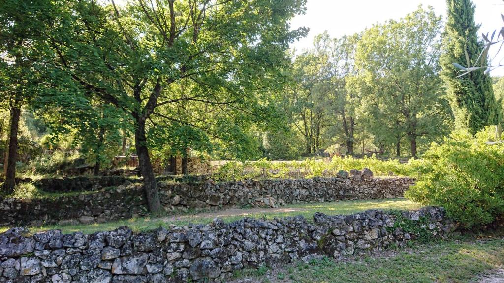 Zahrada ubytování Gîte en Cévennes du sud, bergerie restaurée au rez de jardin d'une bastide avec piscine, vue exceptionnelle, authenticité et confort