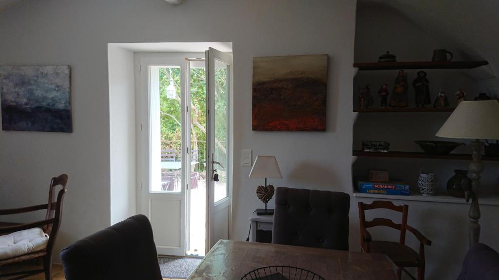 Posezení v ubytování Gîte en Cévennes du sud, bergerie restaurée au rez de jardin d'une bastide avec piscine, vue exceptionnelle, authenticité et confort