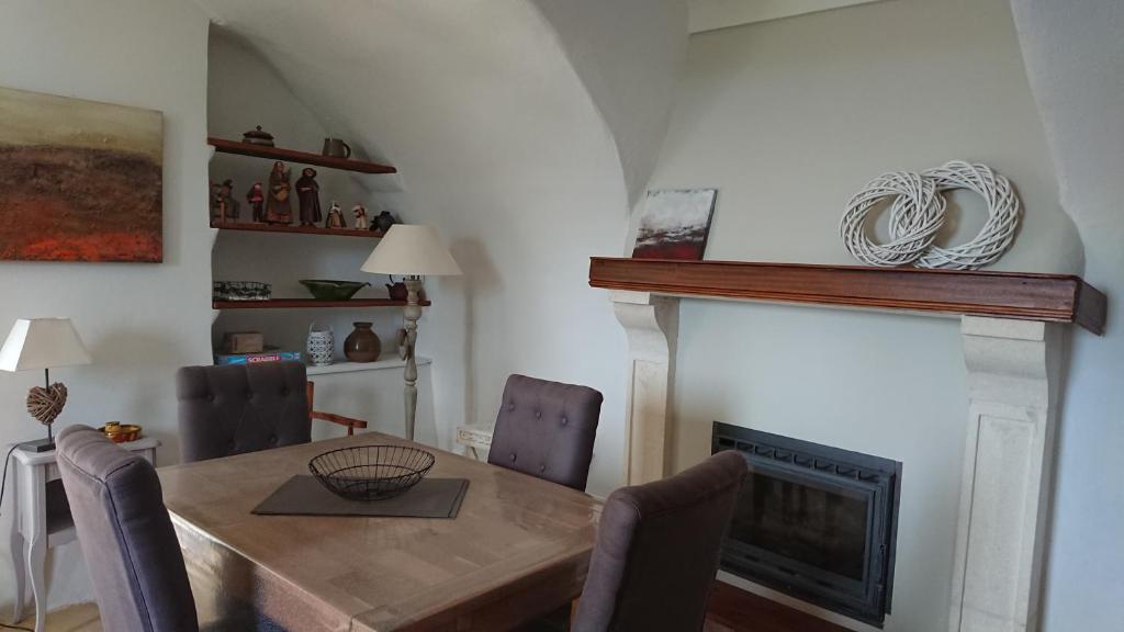 Posezení v ubytování Gîte en Cévennes du sud, bergerie restaurée au rez de jardin d'une bastide avec piscine, vue exceptionnelle, authenticité et confort