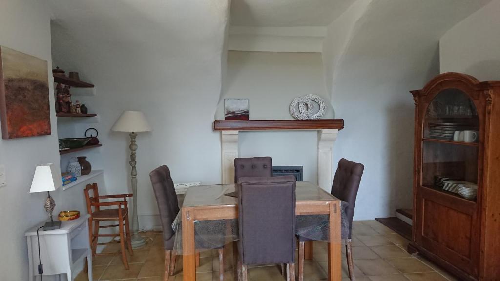 Kuchyň nebo kuchyňský kout v ubytování Gîte en Cévennes du sud, bergerie restaurée au rez de jardin d'une bastide avec piscine, vue exceptionnelle, authenticité et confort