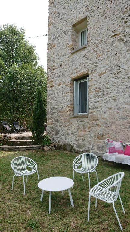 Zahrada ubytování Gîte en Cévennes du sud, bergerie restaurée au rez de jardin d'une bastide avec piscine, vue exceptionnelle, authenticité et confort