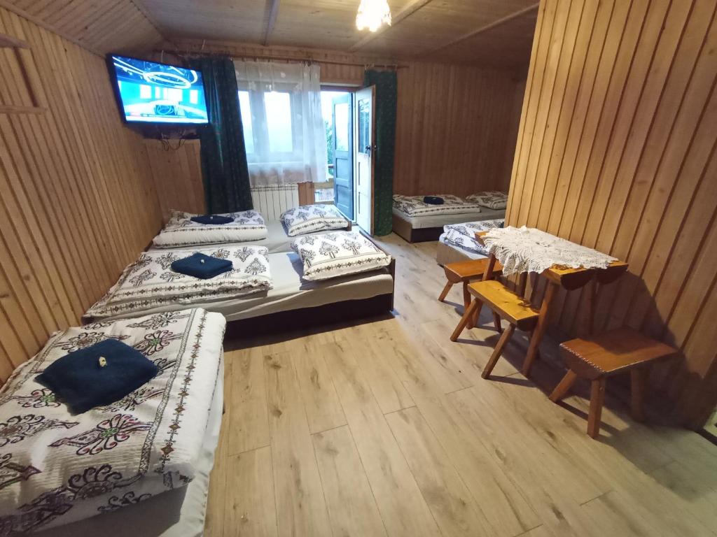 Ένα ή περισσότερα κρεβάτια σε δωμάτιο στο Góralska chałupa
