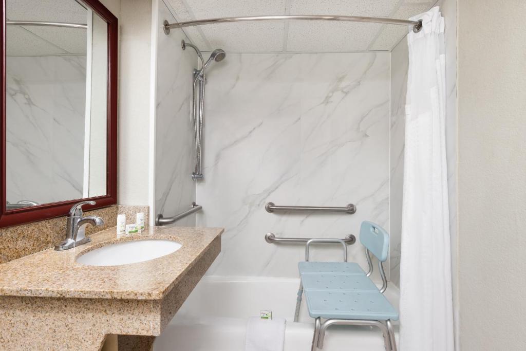 Wingate by Wyndham Kansas City - King Room With Roll-In Shower - Disability Access