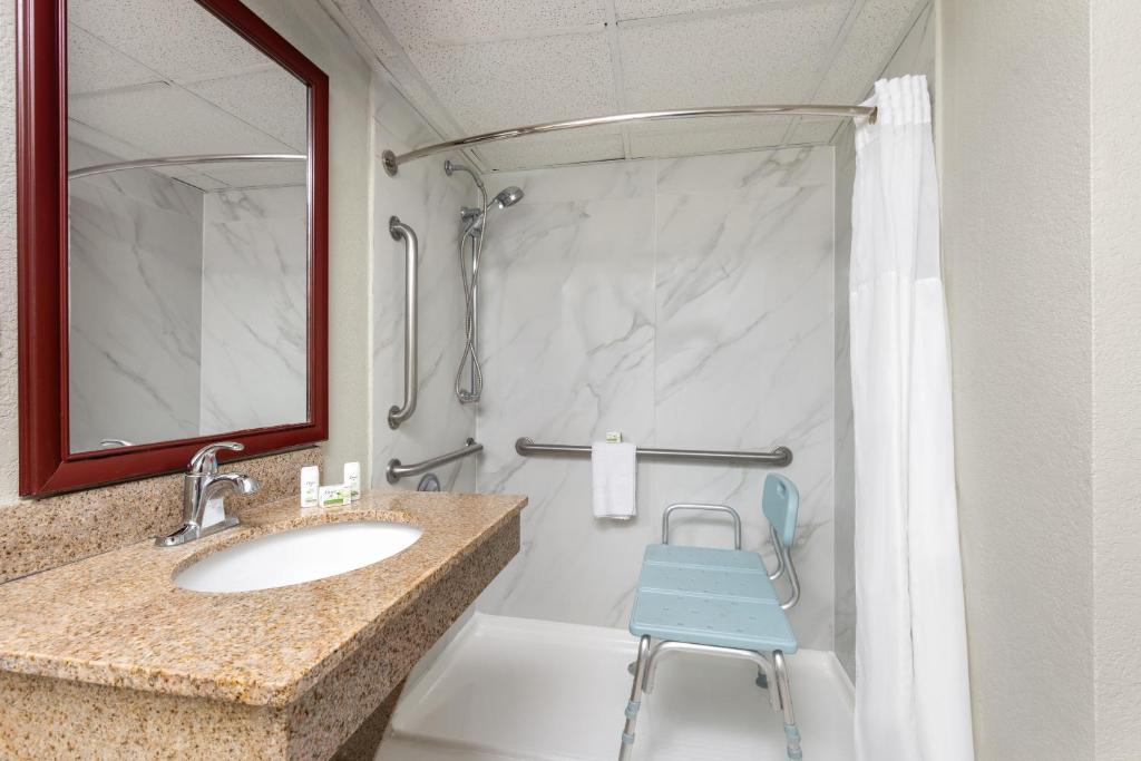 Wingate by Wyndham Kansas City - King Room With Bath Tub - Disability Access