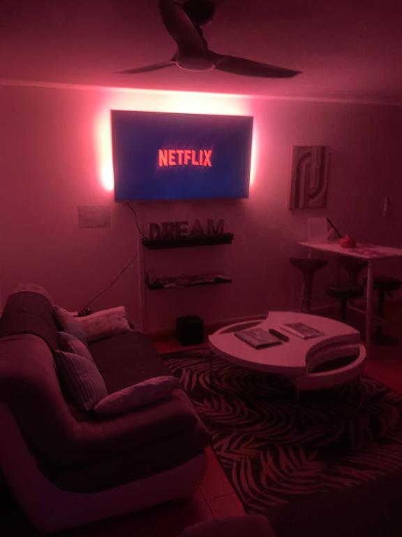 TV a/nebo společenská místnost v ubytování CASA COLIVING avec chambre salle de bain individuelles privatives