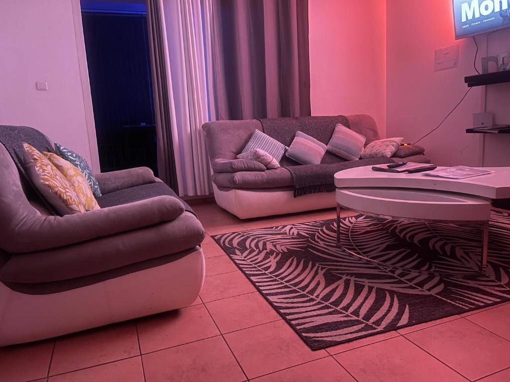 Posezení v ubytování CASA COLIVING avec chambre salle de bain individuelles privatives
