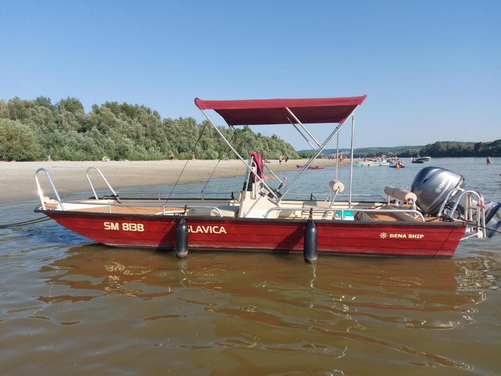 Výhled na řeku, která protéká v blízkosti prázdninového domu