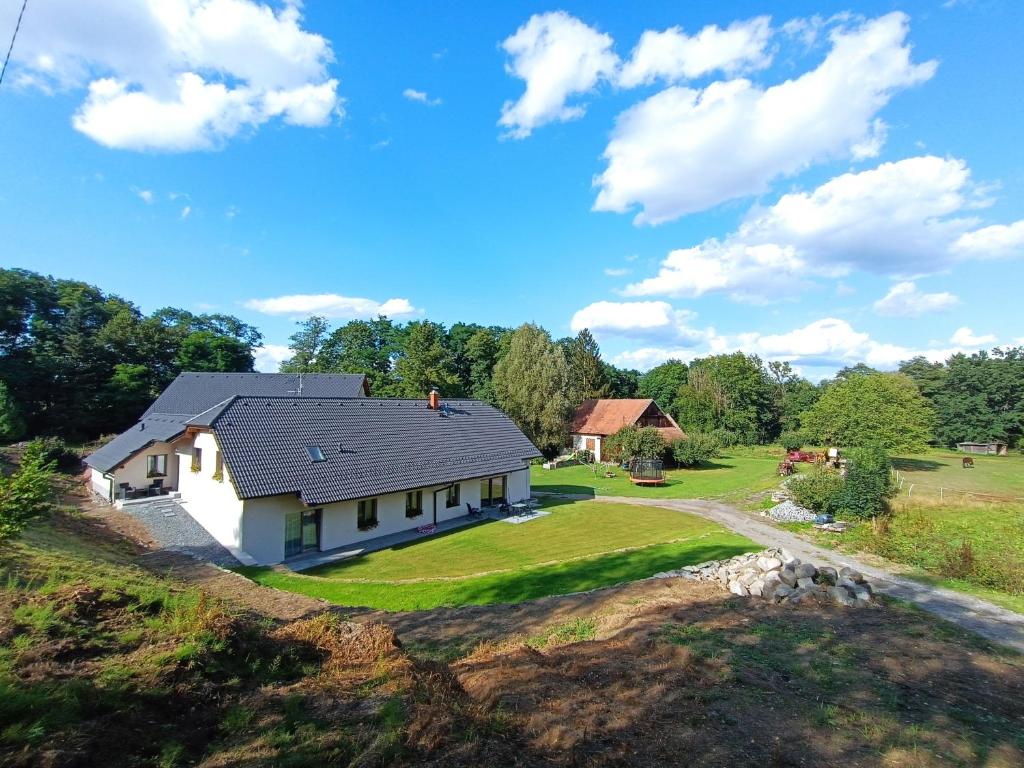 una vista aerea di una casa su una collina di Apartmán Pod Hrází Chráštany a Benešov
