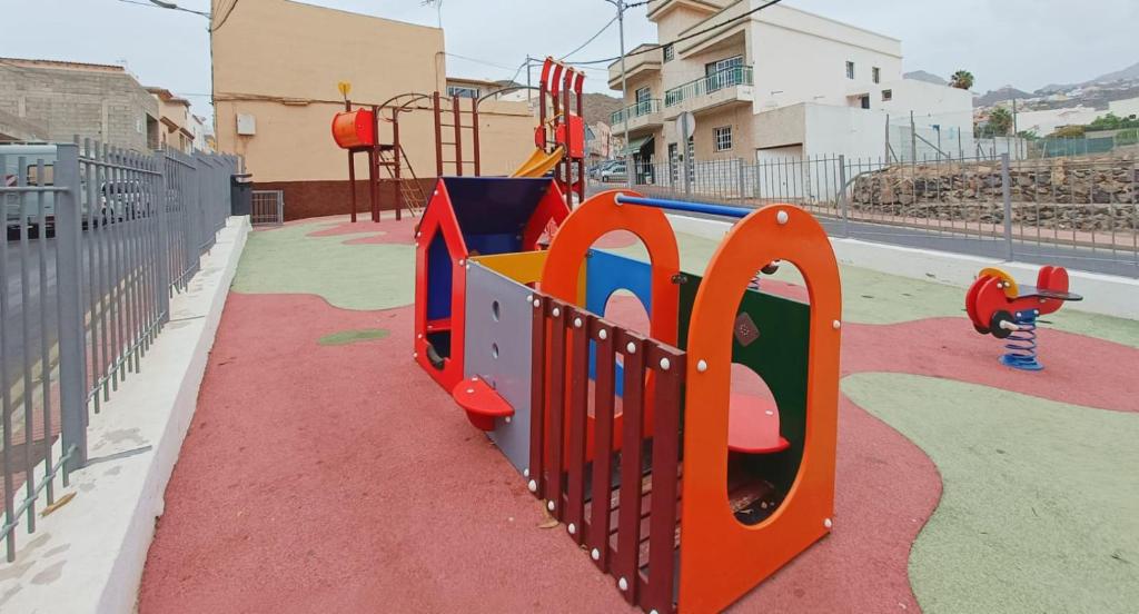 un niño jugando en un parque en Eccellente appartamento in posizione strategica, en Arona