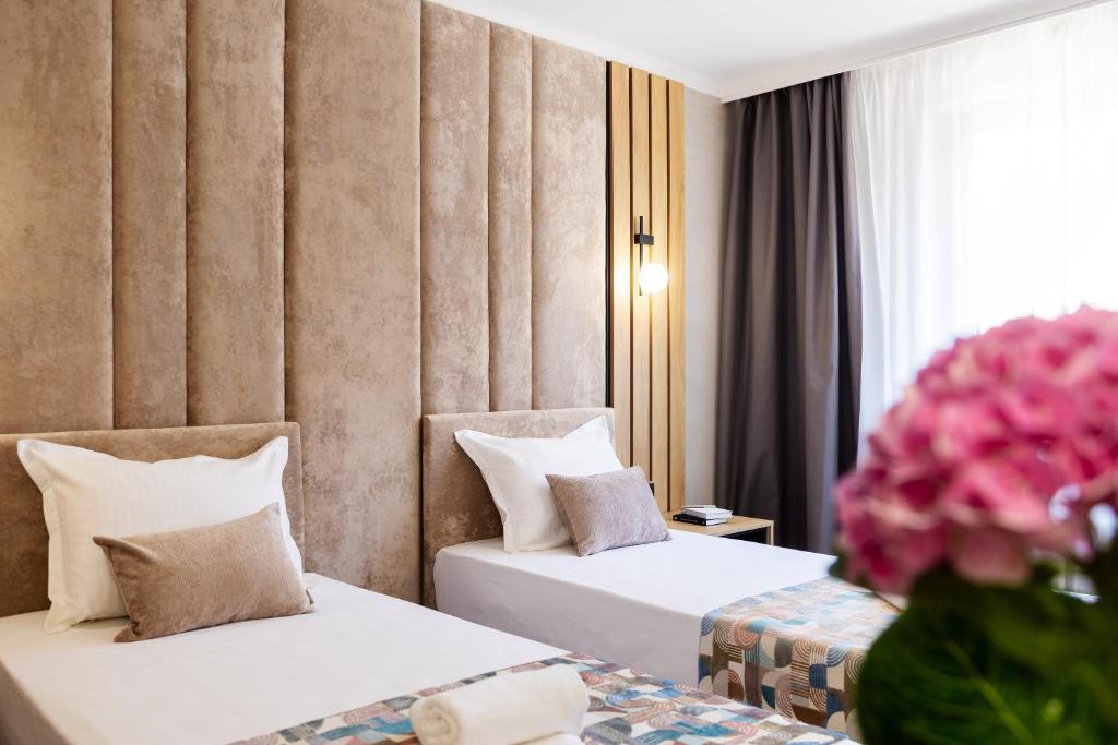 Postel nebo postele na pokoji v ubytování AMAR Design Hotel by HMG