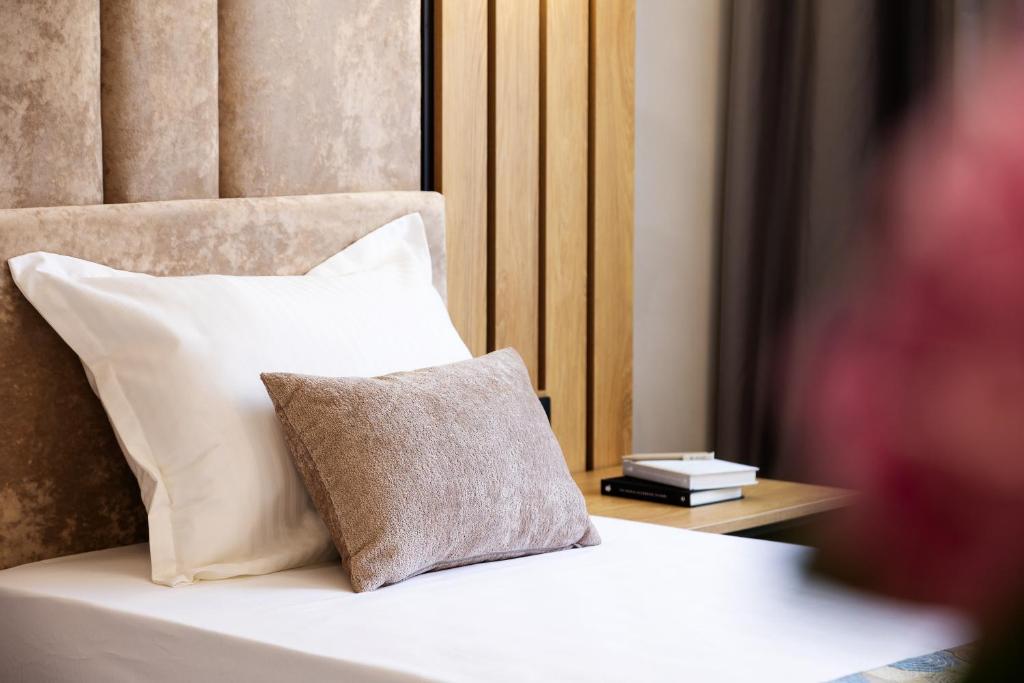 Postel nebo postele na pokoji v ubytování AMAR Design Hotel by HMG