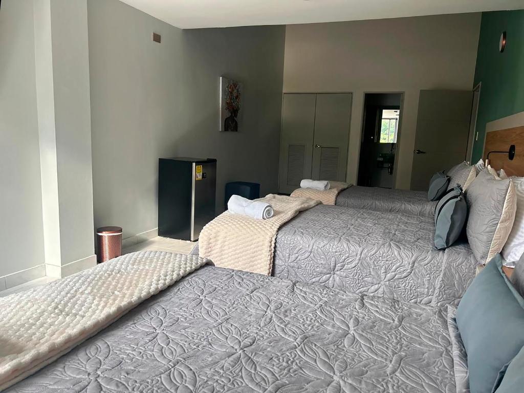 Postel nebo postele na pokoji v ubytování Provenza Medellin Hotel Boutique