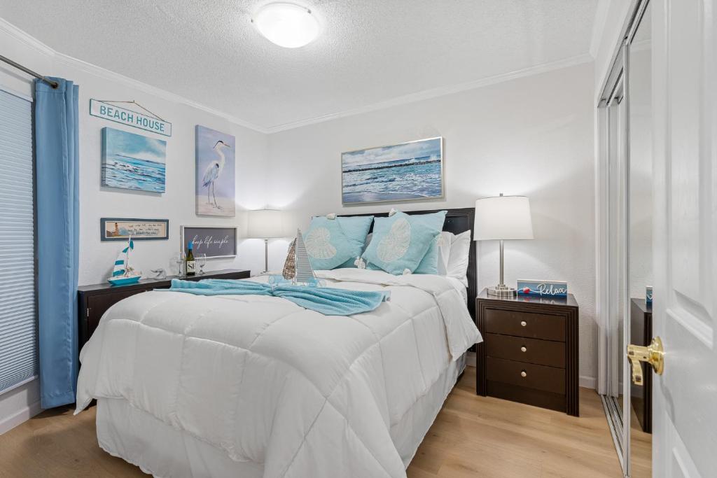 ein Schlafzimmer mit einem großen Bett und blauen Kissen in der Unterkunft Fun-N-Sun with Spectacular Ocean Views in Tampa