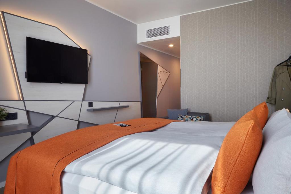 Holiday Inn - the niu, Hub Dusseldorf Messe by IHG - Resim 39