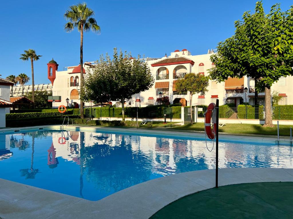 イスランティージャにあるApartamento en Islantilla playa con 2 terrazas y WIFI FIBRAの建物の前の大きなプール