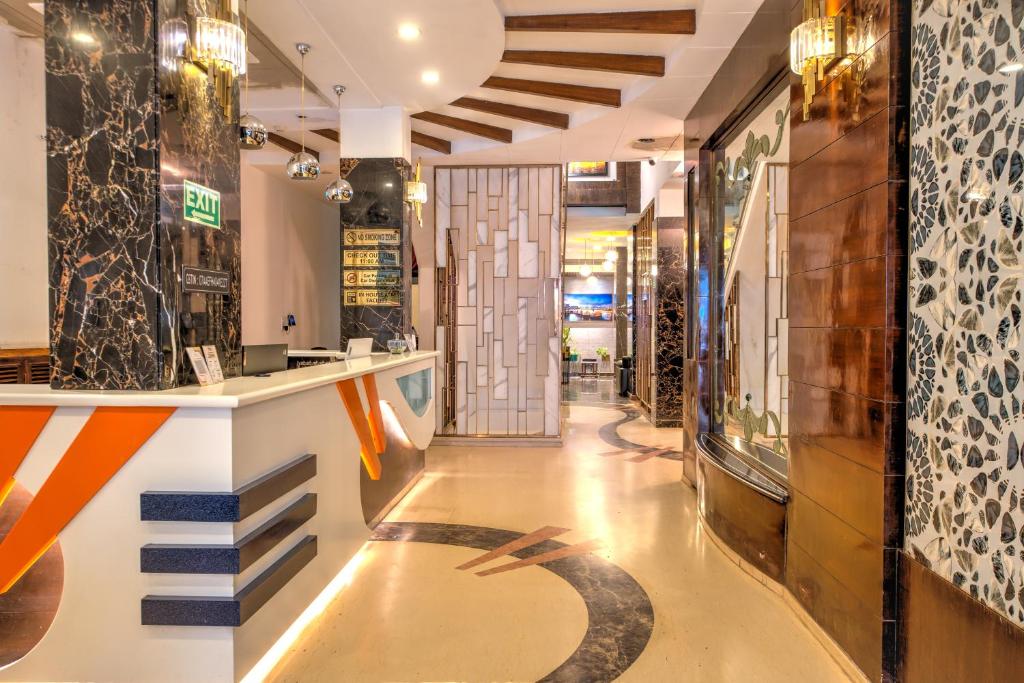 un vestíbulo de una tienda con un cartel en el suelo en The Singh Empire,New Delhi, en Nueva Delhi